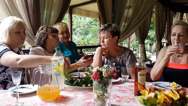 На веранде ресторана ожидаем приезда молодожёнов смотреть онлайн