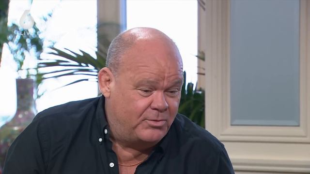 René ligt dubbel om bijzondere vraag van Harry Mens aan Paul de Leeuw | VANDAAG INSIDE смотреть онлайн