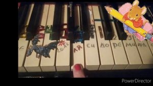 УЧАТ В ШКОЛЕ  Как играть песенку на пианино  сразу двумя руками НОТЫ СЛОВАМИ  русскими буквами