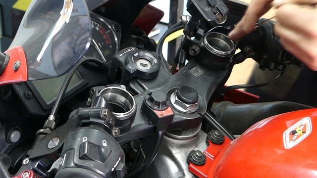 №17 Правильная установка пружин в передней вилке Honda CBR600F4i смотреть онлайн