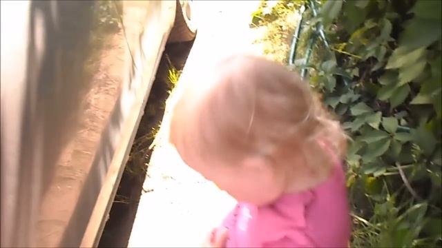 Алиса в саду, маленькая экскурсия по саду смотреть онлайн