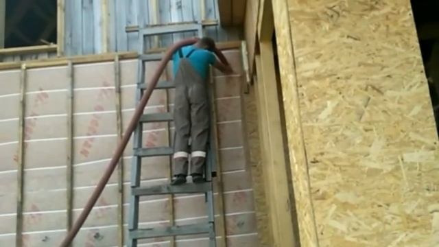 Задуваем стены дома эковатой