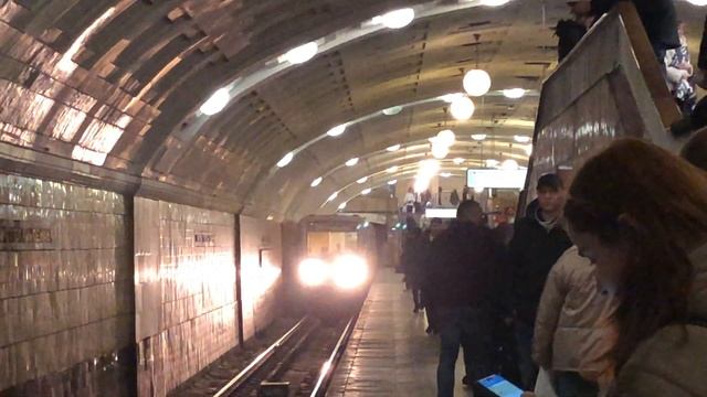 81-740/741.1 Русич На станции Библиотека им. Ленина смотреть онлайн