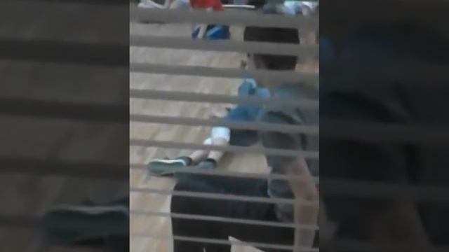 Мой друг танцует брейк данс он в синей футболке смотреть онлайн