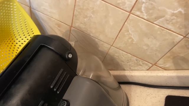 В кофемашине завелись жучки! Обзор на самую дешевую кофемашину Nespresso Essenza Mini смотреть онлайн