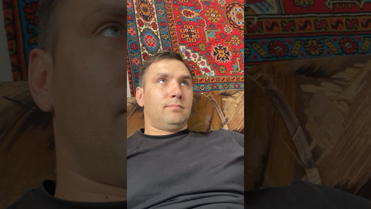Ковер на фоне вообще как отдельный вид искусства #shorts #shortsvideo #мемы #юмор смотреть онлайн