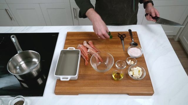 Лангусты запечные с чесноком, сливочным маслом и петрушкой смотреть онлайн