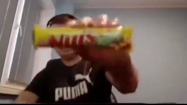 Мем с батончиком Nuts (мем) смотреть онлайн