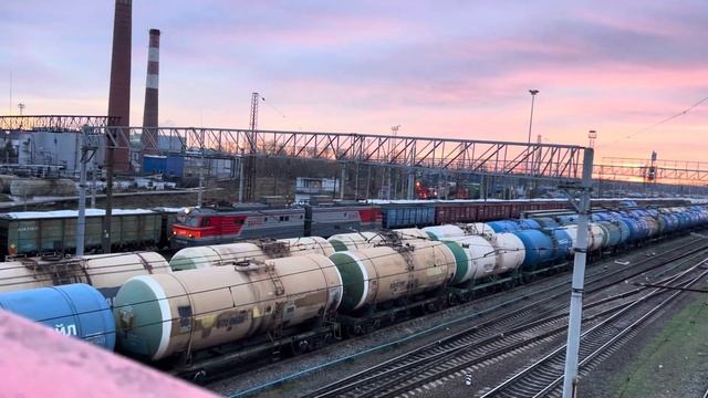 ВЛ10У-068 с грузовым поездом отправляется после часовой стоянке со станции Волховстрой-1 смотреть онлайн