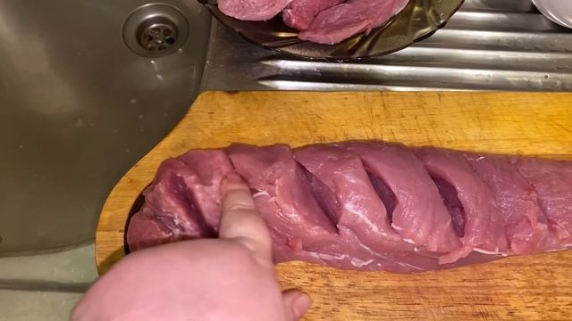 Запекаем мясо в духовке (в фольге) смотреть онлайн