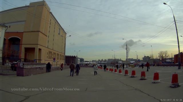Выход из метро Чкаловская к остановке трамваев // 2017 смотреть онлайн