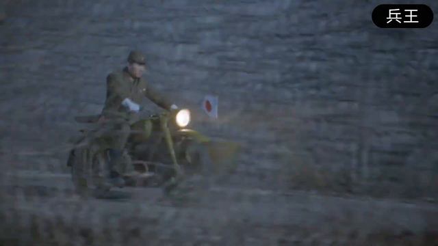隊友不慎落入日軍陷阱，特種兵扛起機槍，氣場全開打的日軍節節敗退！ смотреть онлайн