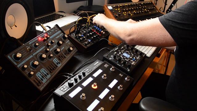 Improv with the NDLR, Subsequent 37, MInitaur, Dreadbox Abyss, Model D, effects смотреть онлайн