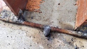 Установка перемычек из уголков на окна и двери.