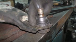 Mazda Familia. Замена Пыльников Шаровых. (#AvtoservisNikitin)