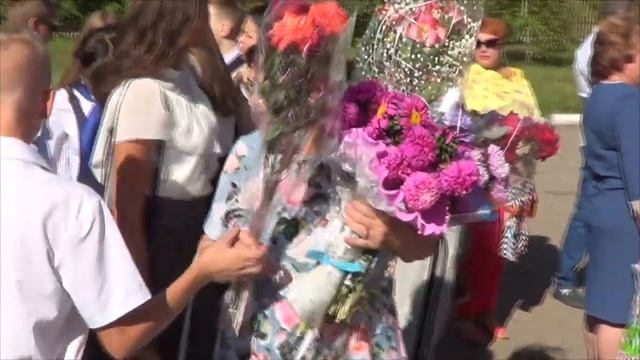 Наступила школьная пора! Первый звонок в моей школе. смотреть онлайн