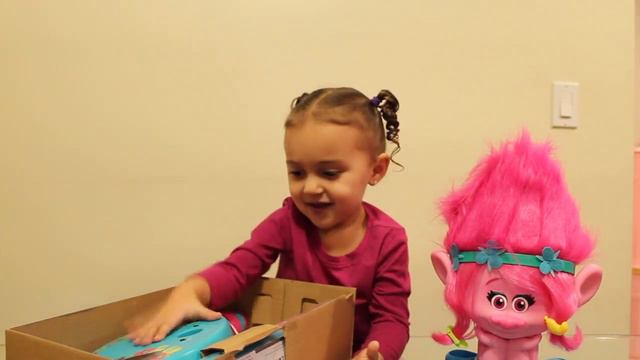 Trolls Microphone and Poppy Styling Station Review !! смотреть онлайн