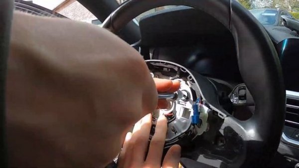 BMW G20 / G21 Steering wheel replacement. Placing the M Performance steering wheel on.