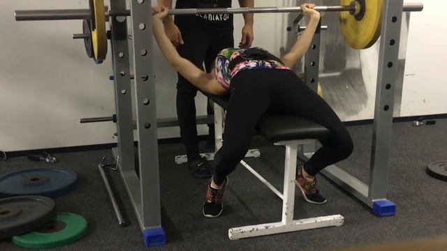Очень сильная девушка !!! Жим лежа 52.5кг (мастер спорта) на 3 раза!!! Весовая категория до 48кг !! смотреть онлайн
