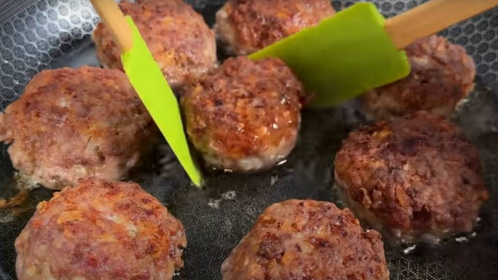 Котлеты из мясного фарша с сырной начинкой! Отличный вкус! смотреть онлайн