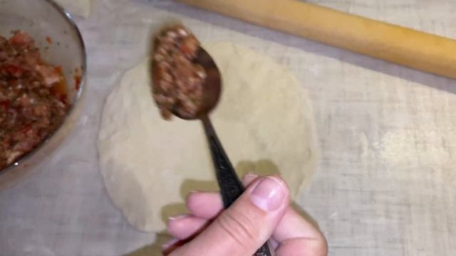 Лахмаджун турецкая кухня. Турецкая уличная еда. Турецкая пицца/ LAHMACUN/TURKEY STREET FOOD смотреть онлайн