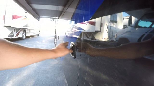 Американский автодом со встроенным гаражом и бензоколонкой | Автодом Toyhauler #автодом #автодомсша смотреть онлайн