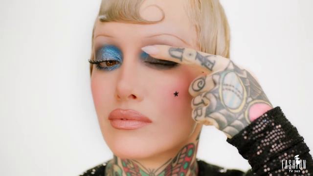 Смелый образ DolceGabbana с Эрин Парсонс смотреть онлайн