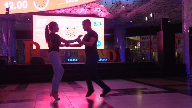 Бачата - Дмитрий Ландман и Анастасия Макеева. Dance Studio 25.5 смотреть онлайн