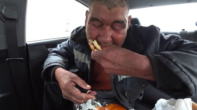 НАКОРМИЛ БЕЗДОМНОГО МЕГАБУРГЕРОМ от BLACK STAR BURGER ТИМАТИ смотреть онлайн