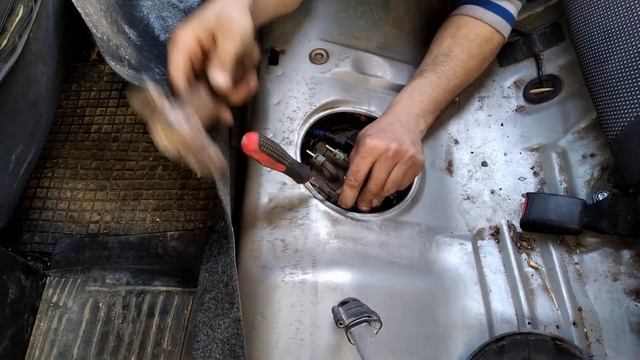 Как снять бензонасос на Дэу Ланос Сенс ..