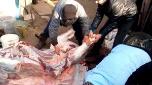 2 часть: разделка туши быка свежатина , и чистка кишек для колбасы, безотходное производство)