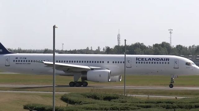Busy Summertime at Billund Airport, Denmark смотреть онлайн