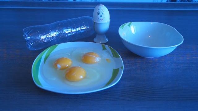как быстро отделить желток от белка/Лайфхак/Life hacks смотреть онлайн