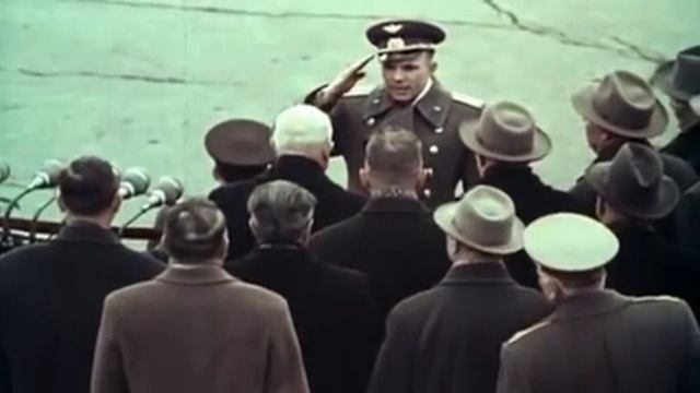 Юрий Гагарин на Красной площади. 1961 год смотреть онлайн