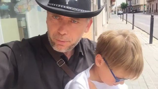 Купили шляпу шерифа... Лирия (Испания). 04.06.2017, 13:20 смотреть онлайн