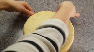 Как разрезать бисквит на равные коржи части с помощью ножа и нитки
