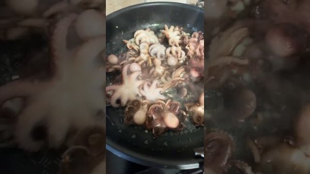 маленькие жареные осьминоги на сковороде???? смотреть онлайн