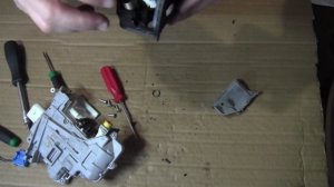 Volkswagen Passat В6 Замок двери . Как отсоединить эл. часть ? Что внутри ?