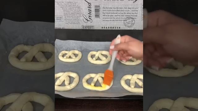 Творожные крендели с сыром