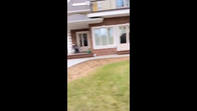 Полуторагодовалая дочь Леры Кудрявцевой качается на качелях во дворе дома смотреть онлайн