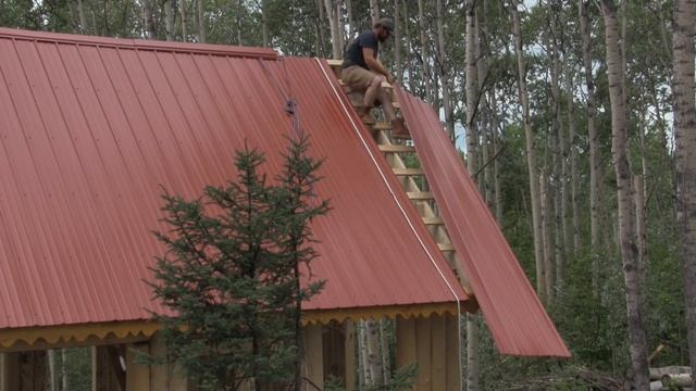 Alaskan Off Grid Log Cabin Project......roofing the cabin ! смотреть онлайн