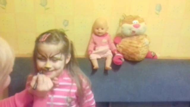 Делаем Алисе макияж с помощью аквагрима. Смотрите в кого Алиса превратилась. смотреть онлайн