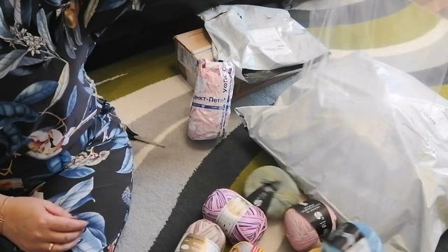 Много пряжи, много вязания. Вязовлог 3 августа. Распаковка посылки. Планы на август смотреть онлайн