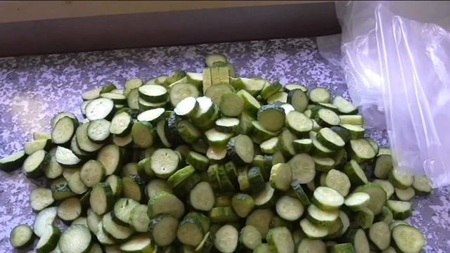 Как режу огурцы для заморозки на зиму смотреть онлайн