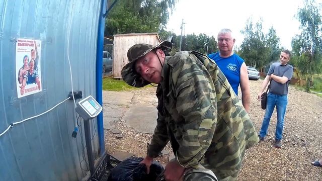 Выход рыбака после рыбалки из Рыбацкой Деревне в Юрлово. смотреть онлайн