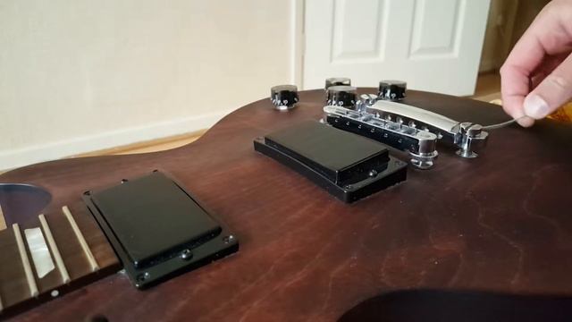 How To Change Electric Guitar Strings (Gibson Les Paul) смотреть онлайн