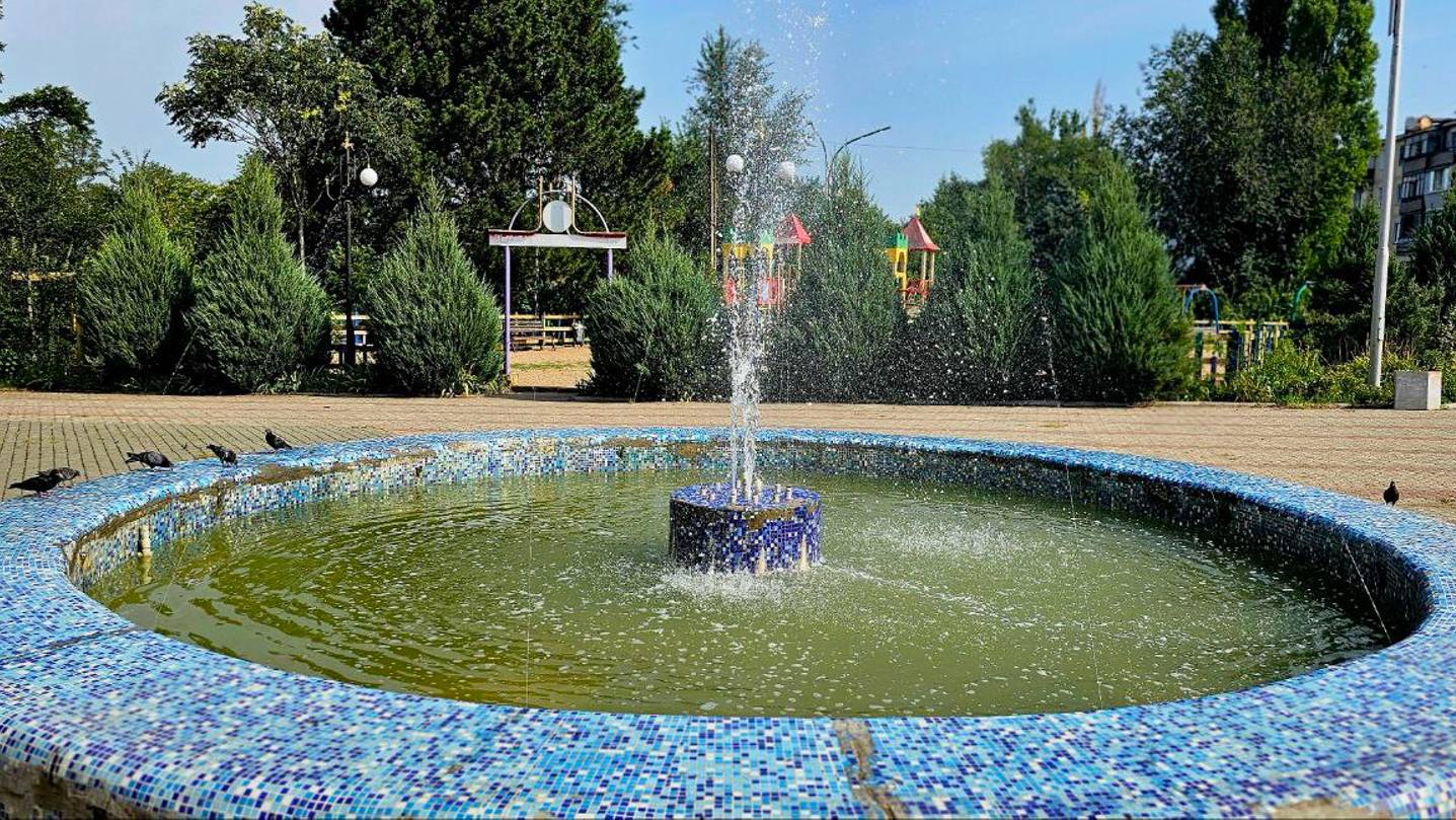 Фонтан возле вагонетки в Днепрорудном. смотреть онлайн