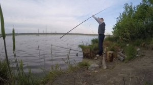 КРУПНЫЙ КАРАСЬ РВЁТ ПОВОДКИ!! Ловим,крупного капрася,на озере,в Томской области.