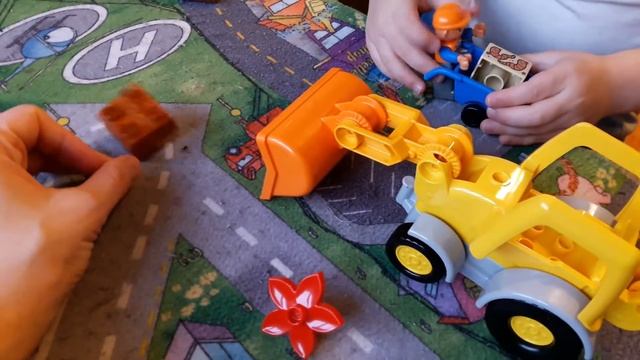 Открываем Конструктор LEGO DUPLO 10811 Экскаватор-погрузчик смотреть онлайн