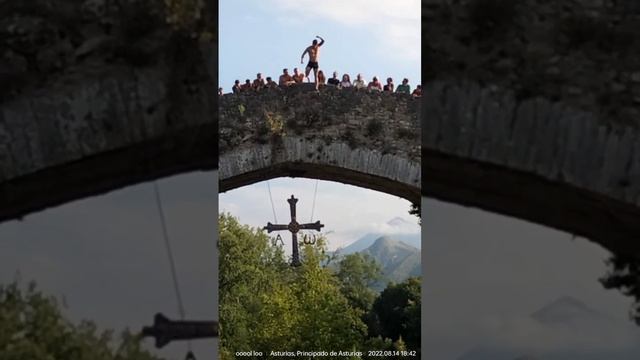 Cangas awesome jump dive Epic Style. Cangas de Onís Bridge 2022 смотреть онлайн